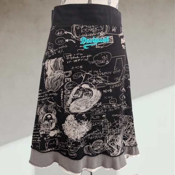 Graffiti art DESIGUAL skirt - Picture 3 of 6